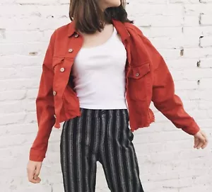 Neu! Brandy Melville rote Cropped ausgefranste Betsy Jeansjacke neu mit Etikett - S/M - Bild 1 von 4