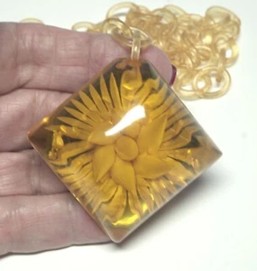 Collar de flores talladas invertidas vintage de jugo de manzana con cadena de baquelita - Imagen 1 de 5