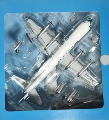 Hobby Master 1:200 Air New Zealand Airline ZK-TEB Lockheed Electra L-188 Foto 1 de 4