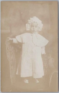 Retrato Niño Pequeño en Blanco Vestido, Sombrero y Hebilla Zapatos pre-1918 RPPC - Imagen 1 de 2
