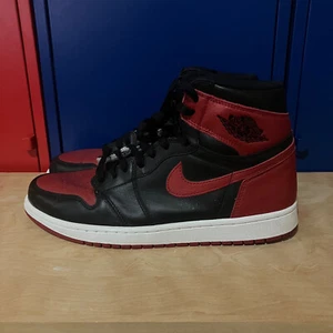 AIR JORDAN 1 HIGH OG BRED TAGLIA 11 ROSSO/NERO BANNATO SUPREME STREETWEAR 85 - Foto 1 di 11