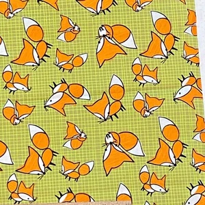 Tela de algodón acolchado verde de 1,2 años de novedad de zorro retozando - Imagen 1 de 6