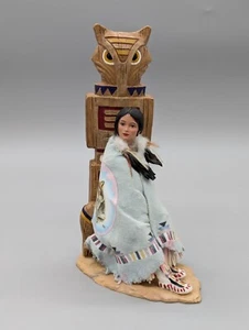 Figura tallada en madera nativa americana Spirit of the Wolf In The Sheltering Arms - Imagen 1 de 10