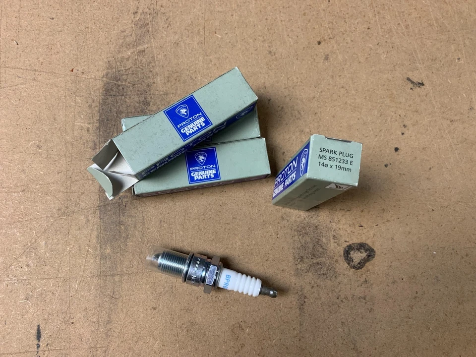 Candele di accensione originali Proton MPI PERSONA 1.5 MS851233 E X 4 NUOVE SPEDIZIONE GRATUITA! - Immagine 1 di 1