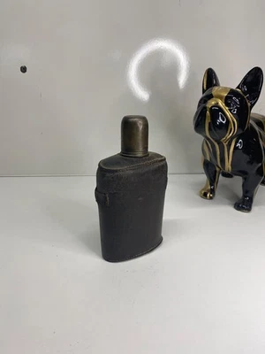 Ancienne gourde en verre avec bouchon cuir autour militaire ? - Photo 1/4