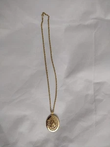 Collar medallón ovalado tono dorado cadena cuerda foto colgante filigrana corazón monograma - Imagen 1 de 4