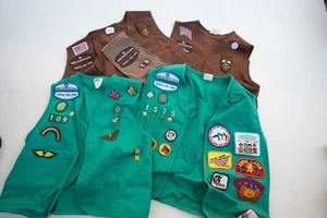 Girl Scout Brownie 4 Vest Lot Beige w/Patches (UA2/JSF6) Official Asst'd Sizes - Picture 1 of 21