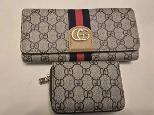 Zwei modische markenlose Brieftaschen und Münzbörse mit umlaufendem Reißverschluss beige & braun Monogramm - Bild 1 von 12