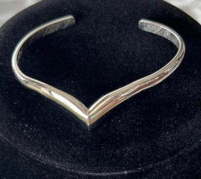 Bracelete vintage Avon ponta V tom prata serve para pulso de até 7 pol. - Imagem 1 de 4