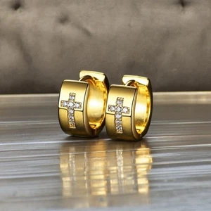 NUOVI orecchini cerchi huggie cristiani croce zirconi oro giallo 18 carati gioielli B5A - Foto 1 di 6