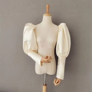 2023 Long sleeved satin bridal jacket with elegant pearl hidden arm sleeves - Foto 1 di 11