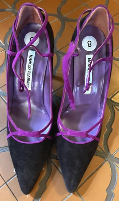 Blahnik NUNCA USADO Zapatos de salón de gamuza marrón con correas de hebilla cruzada magenta Foto 1 de 4