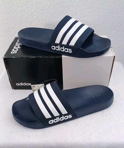 Nuove diapositive da uomo Adidas Adilette Cloudfoam ~ 3 strisce blu navy bianche (AQ1703) taglia 13