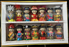 Lot de 14 poupées souvenirs chinoises du Yunnan tenues couleurs vives neuves dans leur boîte