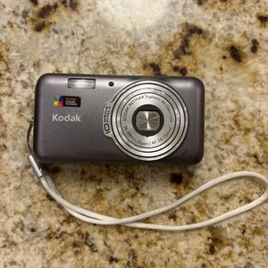 Kodak EasyShare V1003, 10,0 MP, Point and Shoot, Digitalkamera - getestet - Bild 1 von 4