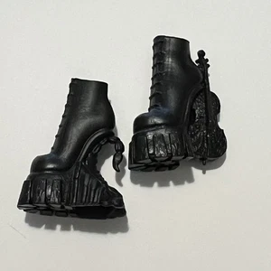 Monster High Puppe Wednesday Schuhe schwarz Violine Absatz Ersatz Puppenzubehör - Bild 1 von 6