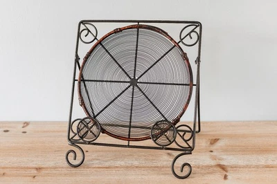 Grand Support Carré Vintage pour Assiette ou Plat en Fer et Osier - Photo 1/4