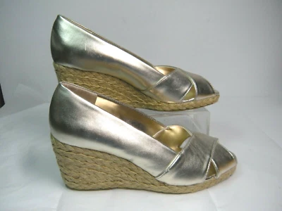 Sandalias de cuña Chaps para mujer talla 8 B "Dakoda" doradas sintéticas parte superior punta abierta #B Foto 1 de 4