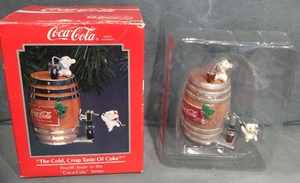 1992 Enesco Coca-Cola “The Cold Crisp Taste of Coke” adorno de Navidad - Imagen 1 de 5