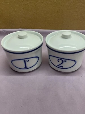 Williams Sonoma Par de Platos Tarro Cerámica Blanco y Azul con Tapas Marcados 1 y 2 Foto 1 de 4