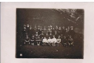 RP POSTAL UN GRUPO DE SOMBREROS PLANOS Y DAMAS STAFF DAY OUT YORKSHIRE? C1910 - Imagen 1 de 2
