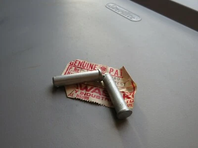 Nuevo de Lote Antiguo Kawasaki H1 Z1 KZ 1000 F7 F9 S1 G4TR CANTIDAD2 Original Reposapiés Barra Pin 92043-080 Foto 1 de 3