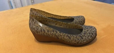 NWT Crocs Carlisa Leopard Mini Wedge Pump Shoes Womens Size 8 W Animal Print - Image 1 of 4