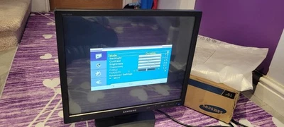 Samsung SMT-1934 19" inch LED security monitor CCTV HDMI original box and remote - Image 1 of 4