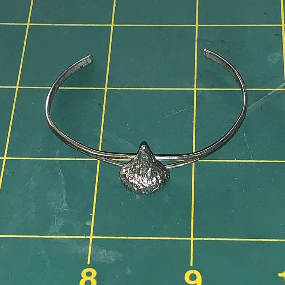 Pulsera Hershey Kiss plateada - tamaño pequeño para niños Foto 1 de 1