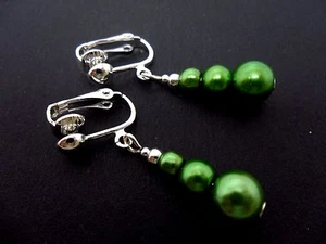 A PAIR OF GREEN GLASS PEARL SILVER PLATED DANGLY CLIP ON EARRINGS. NEW. - Picture 1 of 1