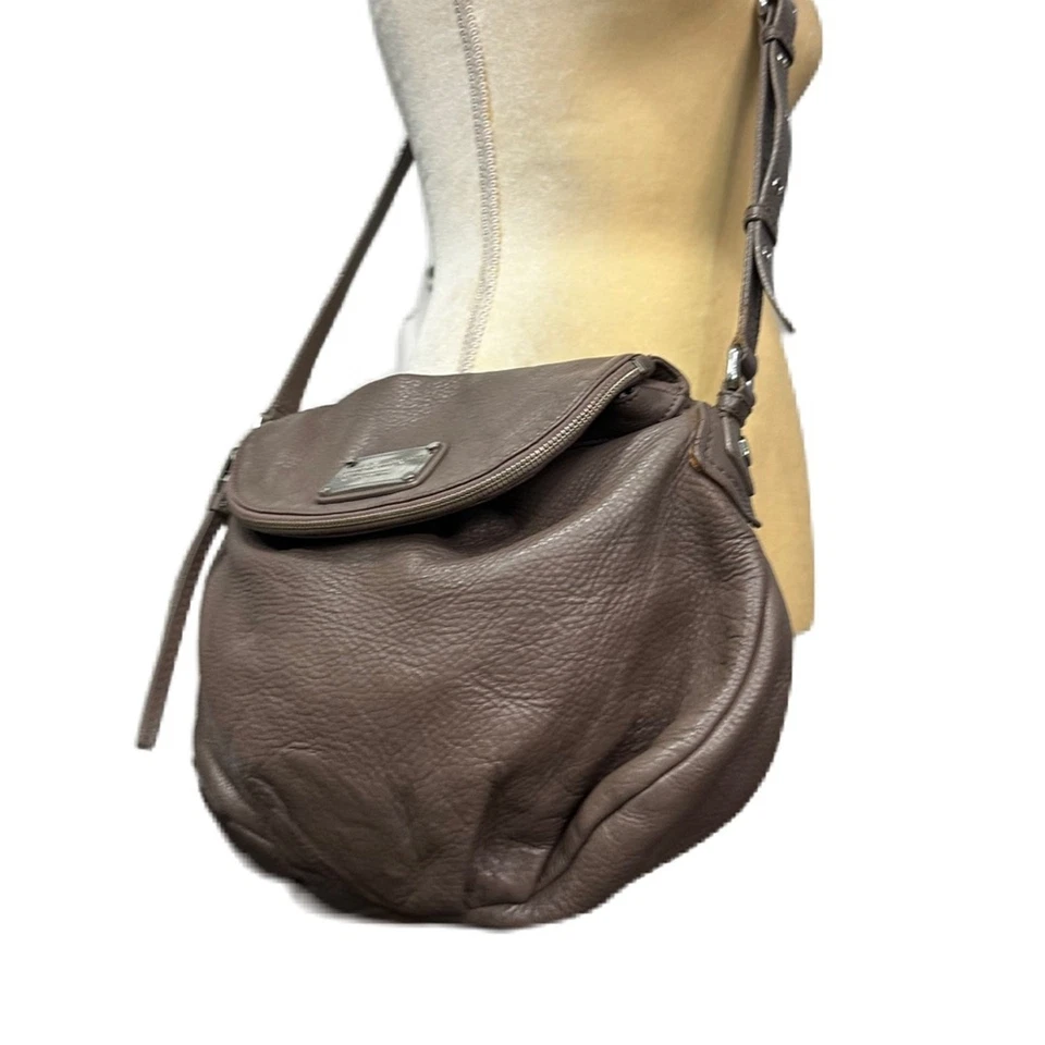 Bolso Bandolera Marc Jacobs Estilo Natasha Cuero Guijarro Foto 1 de 4