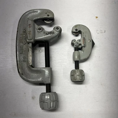 RIDGID NO. 30 & NO 10 SINGLE WHEEL PIPE CUTTER - Image 1 of 4