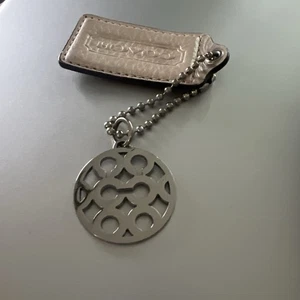 Coach Taschenanhänger silberfarben Kreis aus C und Metall - Bild 1 von 7