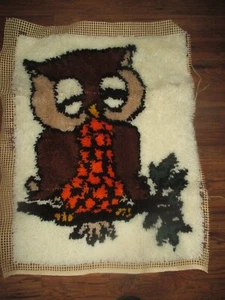ALFOMBRA/COLGANTE DE PARED VINTAGE CON GANCHO DE PESTILLO BÚHO CON ACABADO - DÉCADA DE 1970 - Imagen 1 de 2