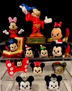 DISNEY ALL THINGS MICKEY & MINNIE SET DI 15 FIGURINE E SUPPORTI TSUM TSUM - Foto 1 di 22