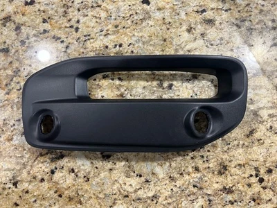 Dodge Ram 2500 3500 LH 2019-2023 bisel de luz antiniebla para conductor OEM 68384313AA Foto 1 de 3