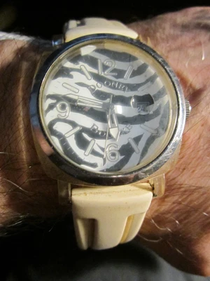 RELÓGIO DOONEY & BOURKE MOSTRADOR ZEBRA CAIXA GROSSA FUNCIONA MUITO BEM QUARTZO - 9" OFC-T5 - Imagem 1 de 4