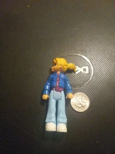 Figura pequeña Fisher Price Sweet Streets Doll Go Anywhere chica rubia cola de caballo  - Imagen 1 de 5