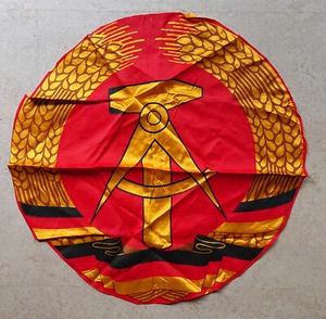 Emblema antiguo escudo emblema bandera emblema bandera martillo y círculo RDA 64,0 cm - Imagen 1 de 12