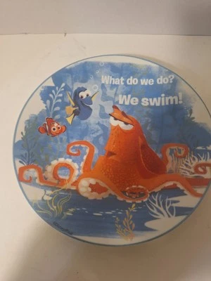 Керамическая обеденная тарелка Disney Finding Dory «What Do We Do We Swim» Немо и Дори - Изображение 1 из 2