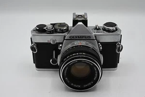 Olympus Chrome OM-1n con kit de cámara de estudiante 50 mm f/1,8 - Muy bueno - Imagen 1 de 6