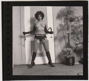 Original vintage 1970er Akt mit high heels und Peitsche, Kontaktabzug - Bild 1 von 1