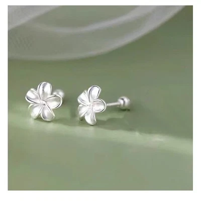 Preciosos aretes AJ enchapados en plata de ley 925 con trébol de flores y tornillos Foto 1 de 4