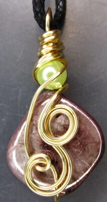 Pingente presente concha roxa esfregão forma livre Chartreuse miçangas fio embrulhado - Imagem 1 de 4