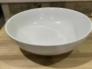 Grande ciotola da servizio per catering da fienile in ceramica, 12 7/8" x 3 3/4" - Foto 1 di 3