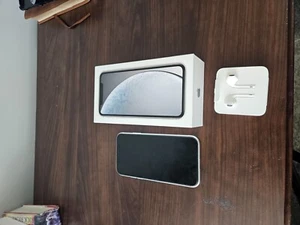 Apple iPhone XR - 64GB - White (Unlocked) A1984 (CDMA + GSM) (CA) - Photo 1 sur 9