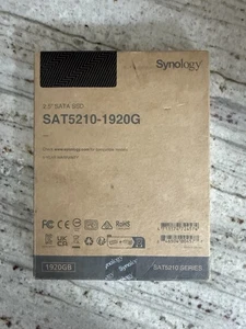 Synology SAT5210-1920G 2,5 SATA disque SSD Neuf dans sa boîte SCELLÉ - Photo 1/2