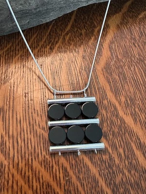 Círculos de ónix en un colgante de plata de ley "rejilla" en cadena de serpiente de plata de ley Foto 1 de 4