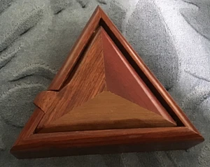 Usado: Joyero baratija triangular de 3 lados con incrustaciones de madera mixta vintage - Imagen 1 de 3