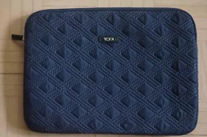 NEU TUMI IPAD HÜLLE - BLAU MIT "TUMI LOGO" REISSVERSCHLUSS - GENIAL!!!!! - Bild 1 von 5